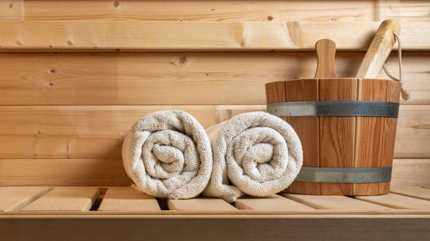 detal z wiader i białych ręczników w saunie, akcesoria wellness - sauna spa treatment health spa nobody zdjęcia i obrazy z banku zdjęć