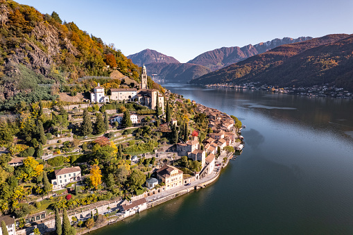Morcote es un municipio de Suiza a orillas del lago de Lugano photo