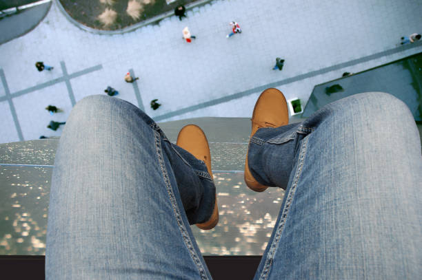 점프에 의한 자살 시도 - 주요 초점은 위험한 건물 높이와 흐릿한 깊이의 감각을 달성하기 위해 신발에 있습니다 - falling suicide men built structure 뉴스 사진 이미지