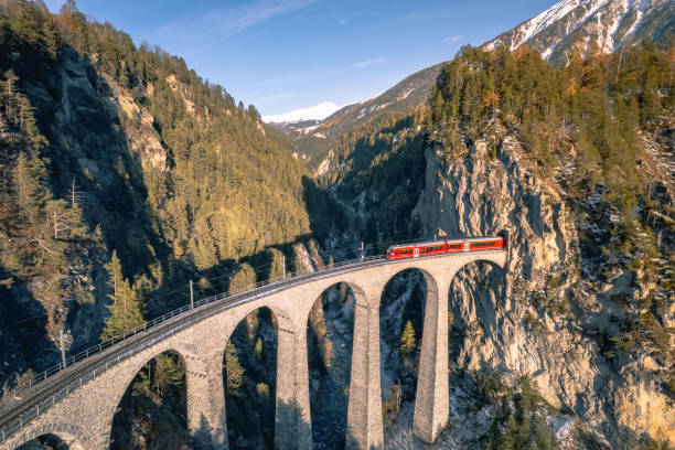스위스에서 랜드바서 육교를 횡단하는 열차 - graubunden canton 이미지 뉴스 사진 이미지