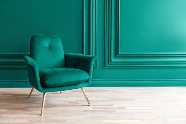 hermosa habitación interior clásica y limpia de lujo con sillón coloreado en color de moda del año 2022 fondo turquesa. inspirado en el uso del color 15-5519, concepto de color del año, diseño minimalista del hogar - 5519 fotografías e imágenes de stock