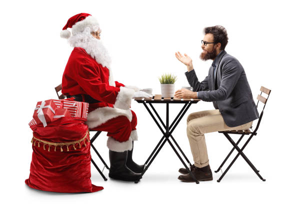 der weihnachtsmann und ein bärtiger junger mann sitzen in einem café - communication discussion coffee christmas stock-fotos und bilder