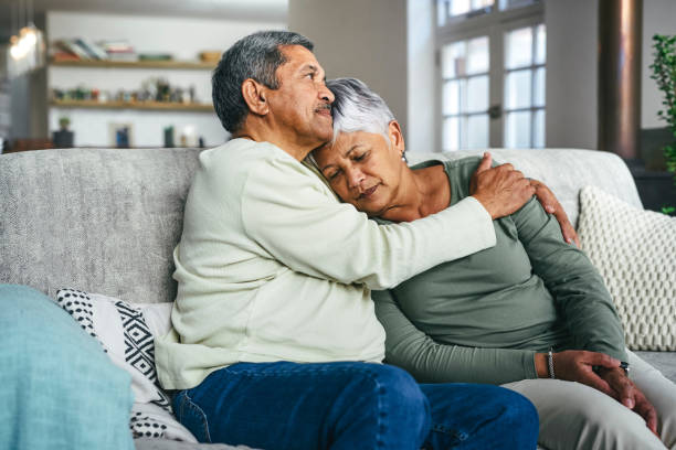 ujęcie starszego mężczyzny wspierającego żonę w trudnym czasie w domu - worried sadness men senior adult zdjęcia i obrazy z banku zdjęć