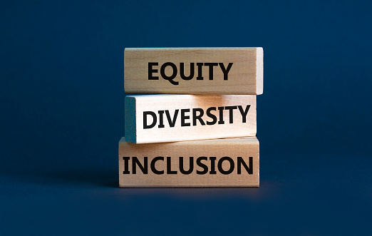 Símbolo de inclusión de equidad en la diversidad. Palabras conceptuales 'Inclusión de equidad de diversidad' en bloques de madera sobre hermoso fondo gris. Concepto de diversidad, negocio, inclusión y equidad. photo