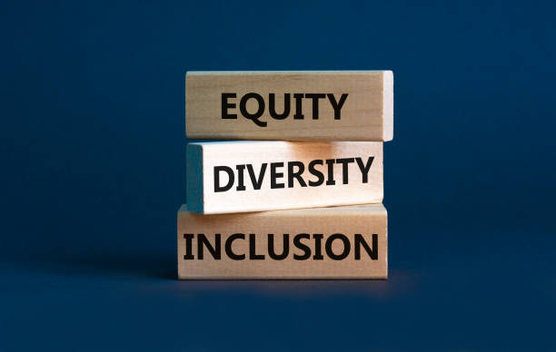 símbolo de inclusión de equidad en la diversidad. palabras conceptuales 'inclusión de equidad de diversidad' en bloques de madera sobre hermoso fondo gris. concepto de diversidad, negocio, inclusión y equidad. - derechos humanos fotografías e imágenes de stock