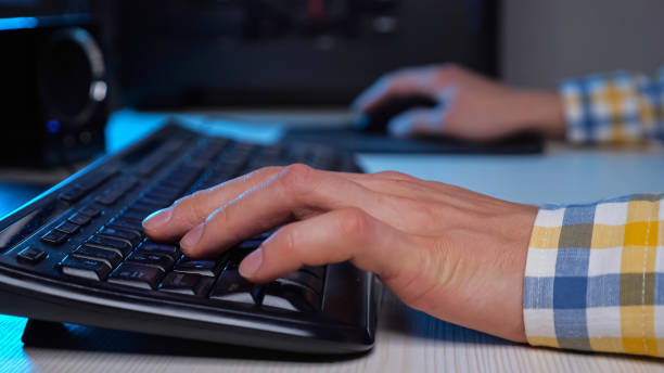 человек-геймер играет в видеоигру с клавиатурой и мышью - complimentary gratis freedom computer keyboard стоковые фото и изображения