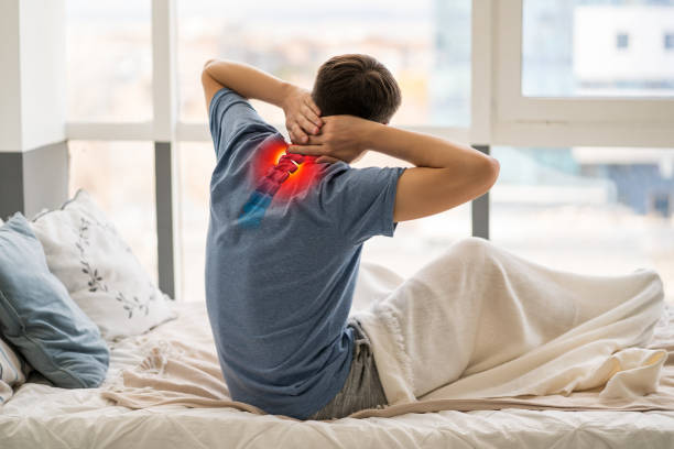 hernie de la colonne cervicale, douleur au cou, homme souffrant de douleurs dans la chambre à coucher, spondylose du disque intervertébral - cou humain photos et images de collection