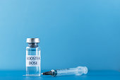 auffrischungsdosis-coronavirus-impfstoff-in-einer-durchstechflasche-auf-blauem-hintergrund.jpg?b=1&s=170x170&k=20&c=_yFs4lo8HOW85VtkwK-0g3nHDdDqLxMDaGe0lfxr5G0=