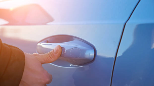 istock Driver uses keyless access to open and close automobile 1357523890