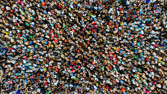 Gran multitud de personas. La gente se reunió en un solo lugar. Vista superior desde el dron. photo