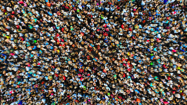 grande folla di persone. le persone si sono riunite in un unico luogo. vista dall'alto dal drone. - crowd foto e immagini stock