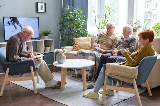 seniorzy w czasie wolnym w domu opieki - senior adult grandfather 70s discussion zdjęcia i obrazy z banku zdjęć