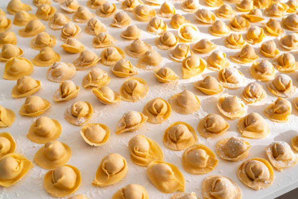 生の自家製イタリアのカペレッティの背景 - cappelletti ストックフォトと画像