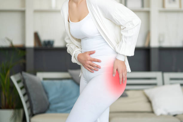 dolor de cadera, mujer que sufre de osteoartritis en casa - on one knee fotografías e imágenes de stock