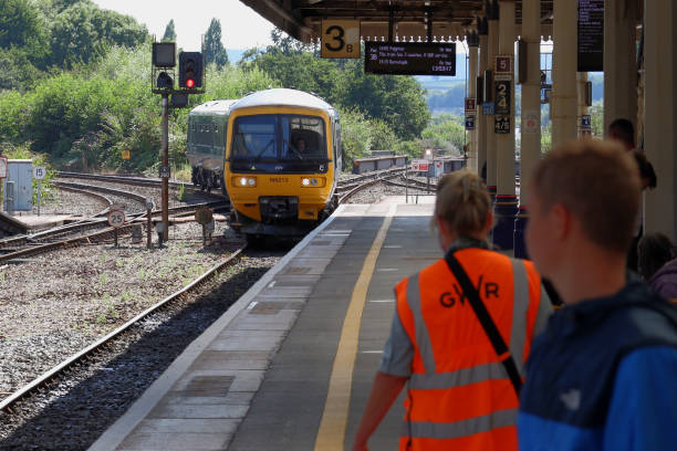 エクセター・セント・デイビッド駅のプラットホーム3bに近づく旅客列車 - diesel locomotive ストックフォトと画像