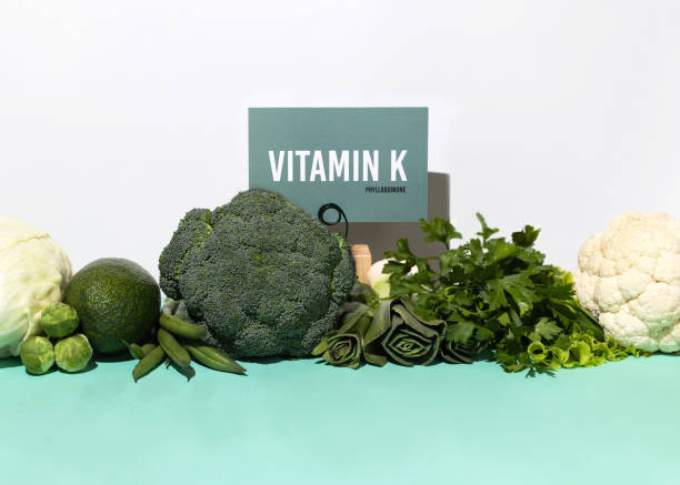 eine reihe von natürlichen produkten reich an vitamin k. gesundes ernährungskonzept. pappschild mit der aufschrift. - letter k stock-fotos und bilder