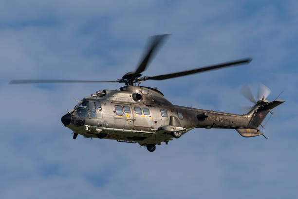 helicóptero utilitario militar aerospatiale as532 de la fuerza aérea suiza que sale del aeropuerto de payerne. - as532 fotografías e imágenes de stock