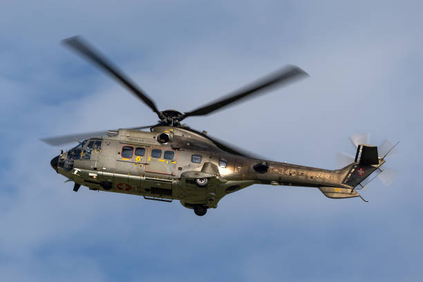 helicóptero utilitario militar aerospatiale as532 de la fuerza aérea suiza que sale del aeropuerto de payerne. - as532 fotografías e imágenes de stock