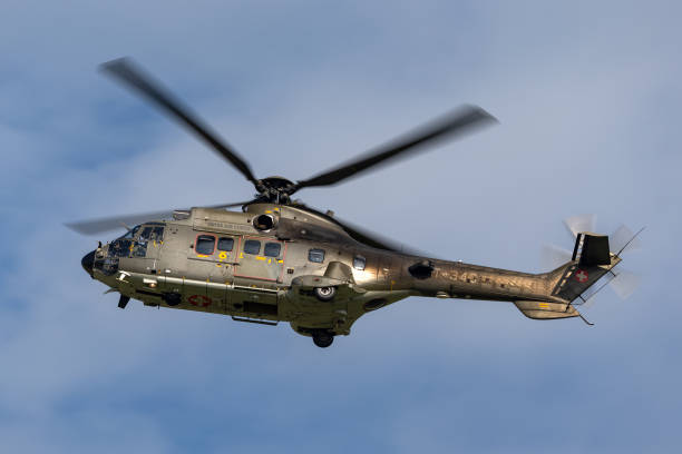 hélicoptère utilitaire militaire aerospatiale as532 des forces aériennes suisses au départ de l’aéroport de payerne. - as532 photos et images de collection