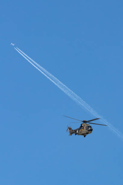 helicóptero utilitario militar aerospatiale as532 de la fuerza aérea suiza en aproximación a tierra en el aeropuerto de payerne. - as532 fotografías e imágenes de stock