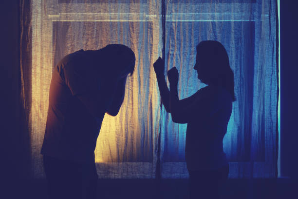 силуэт ссорятся мужчины и женщины у ночного окна. супружеская пара муж и жена, насилие в вечернем свете домашней гостиной - silhouette women shadow window стоковые фото и изображения