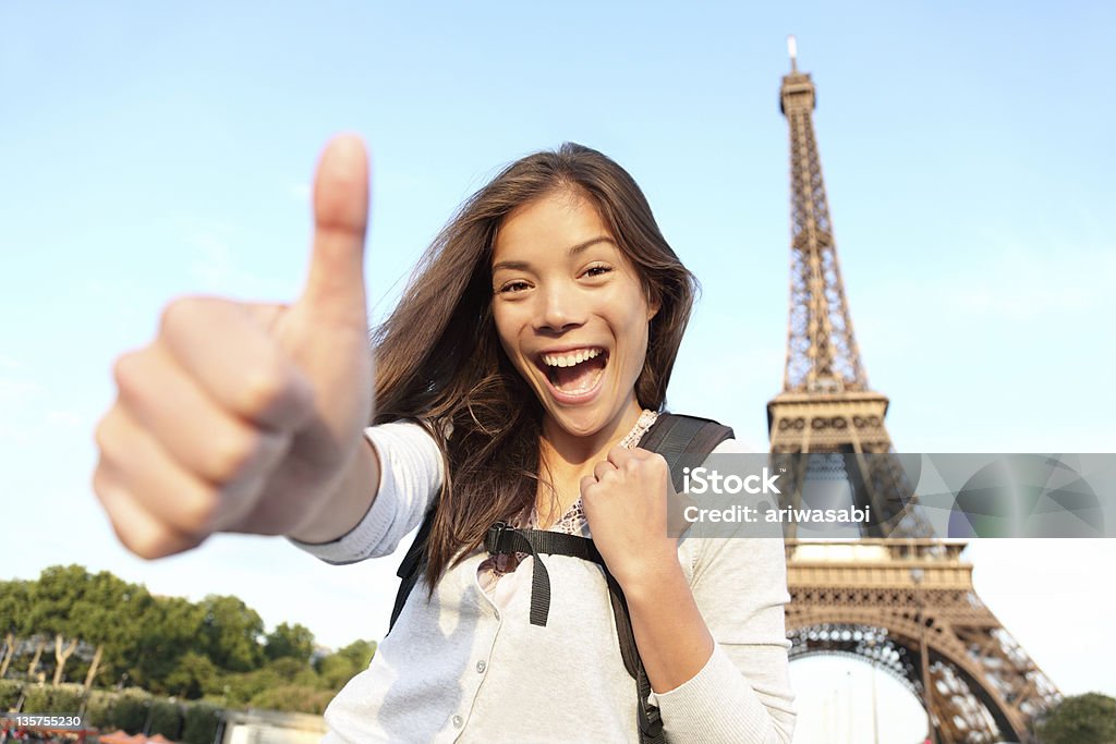 Caminhada feminino asiático a Torre Eiffel, Paris - Royalty-free Paris - França Foto de stock