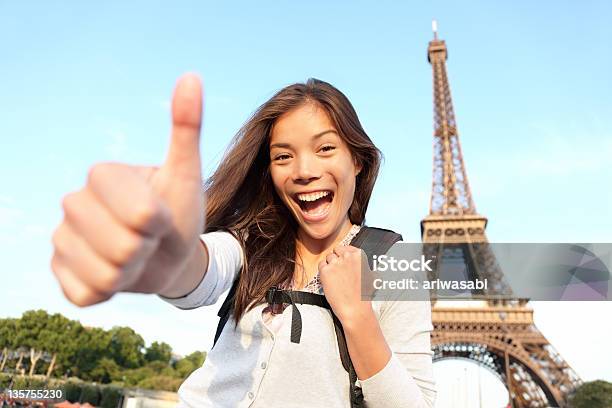 Caminhada Feminino Asiático A Torre Eiffel Paris - Fotografias de stock e mais imagens de Paris - França - Paris - França, Torre Eiffel, Mulheres