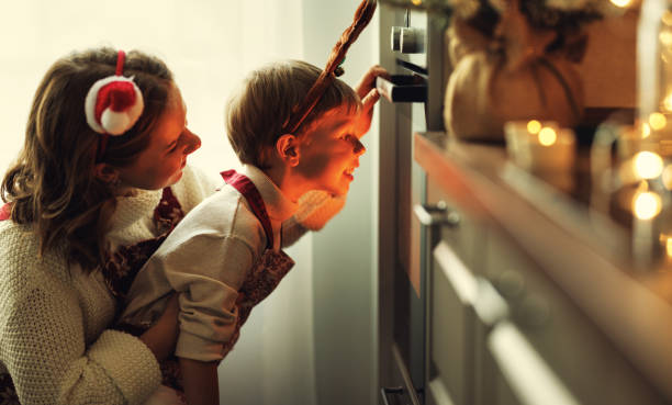 felice amorevole famiglia madre e figlio in attesa di preparazione dei biscotti di natale in forno - 18635 foto e immagini stock