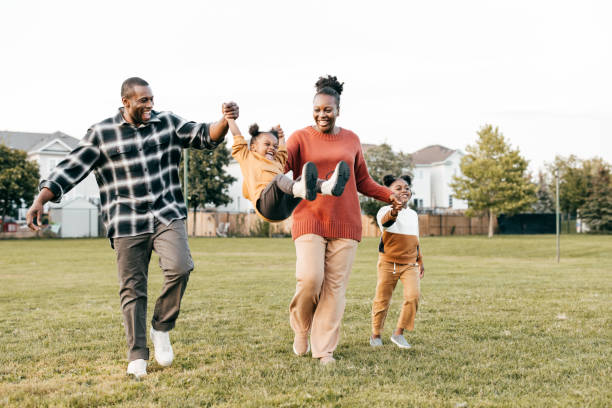 rodzina ciesząca się wiosną na świeżym powietrzu z dziećmi - fun family couple happiness zdjęcia i obrazy z banku zdjęć