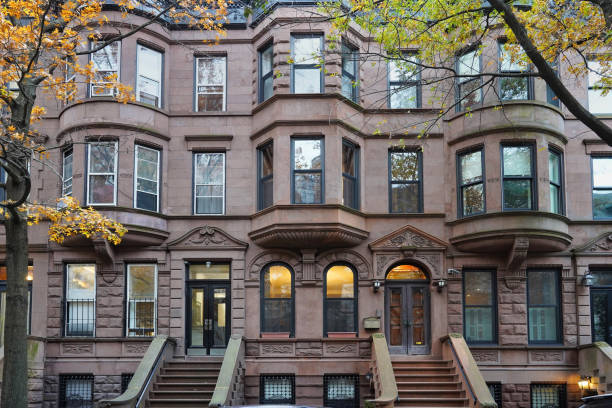calle residencial de nueva york con edificios de apartamentos de estilo brownstone - piedra caliza de color rojizo fotografías e imágenes de stock