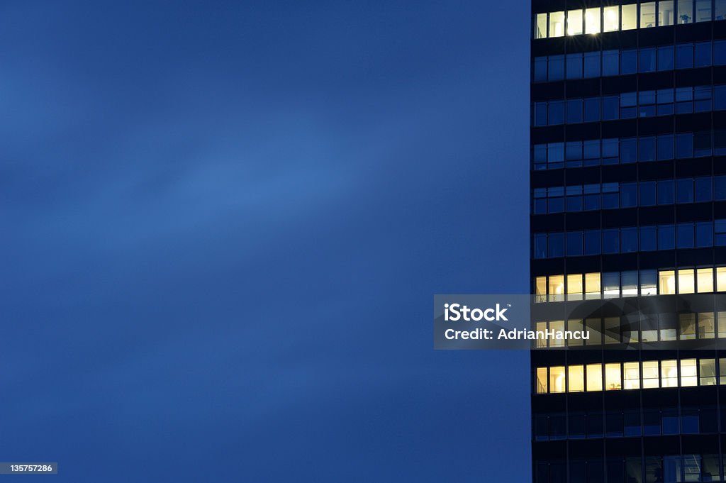 Moderno edificio de oficinas en el atardecer - Foto de stock de Abstracto libre de derechos