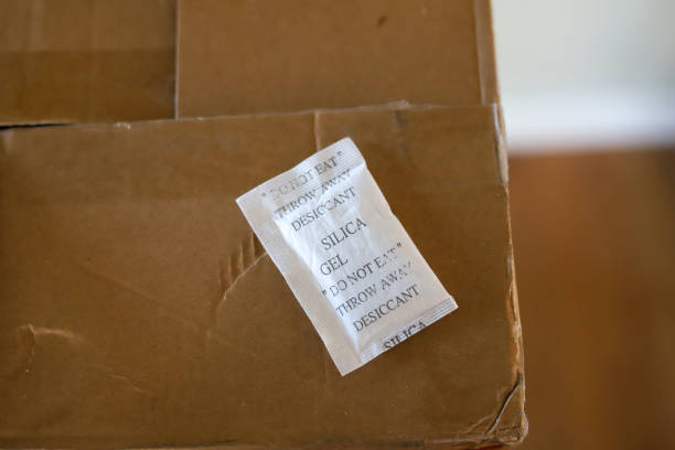 istock A packet of silica gel on a cardboard  delivery box  on  a table 1357597219