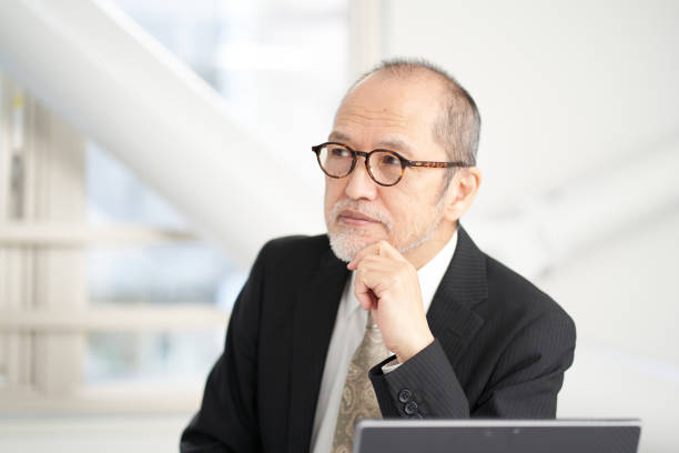 ein mann in leitender position bei einem bauunternehmen, der denkt - chinese ethnicity ethnic senior adult business stock-fotos und bilder