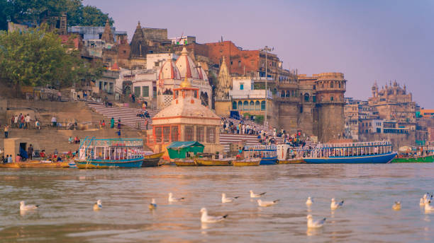 日没時の古代バラナシの街の建築 - morning river ganges river varanasi ストックフォトと画像