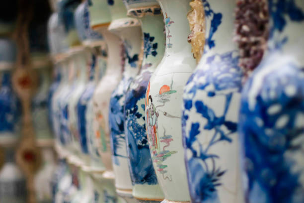 lots of chinese porcelain, blue and white porcelain, chinese porcelain culture, ancient porcelain 中国磁器、青花磁器、中国磁器文化、古代磁器の多く - plate china antique blue ストックフォトと画像