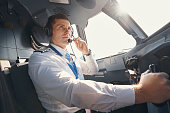 m%C3%A4nnlicher-flugzeugkapit%C3%A4n-der-%C3%BCber-das-mikrofon-mit-der-bodenkontrolle-spricht.jpg?b=1&s=170x170&k=20&c=dm2zca4O7JG2xYlDcIeufx_UO3xy9P0yz3kNiLNc8g8=