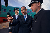 drei-piloten-fotografieren-sich-auf-dem-