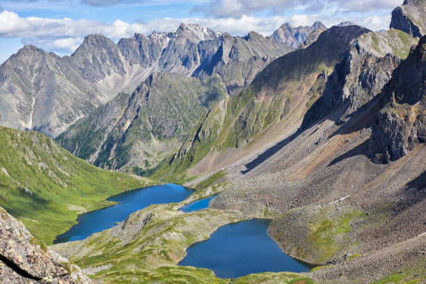 озера ледникового происхождения в висячей долине - саяны стоковые фото и изображения
