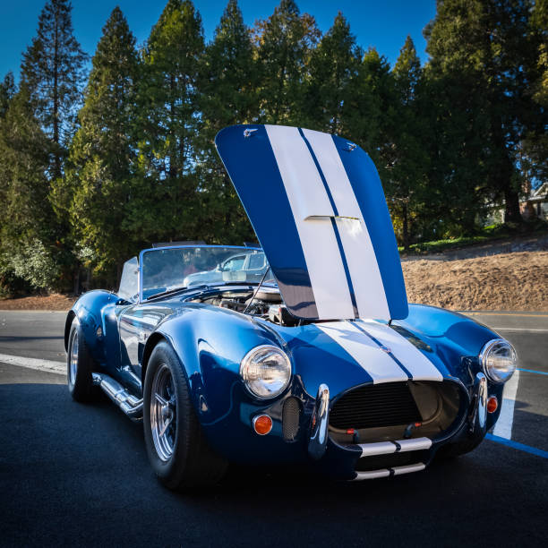 古典的な珍しいアメリカのマッスルカー、プラサービ��ルcaの青いフォードシェルビーコブラ427 - shelby ストックフォトと画像