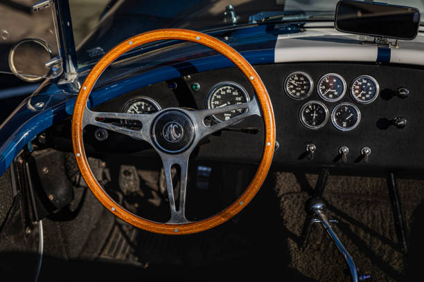 cabina de un clásico muscle car estadounidense ford shelby cobra 427 en california - shelby fotografías e imágenes de stock