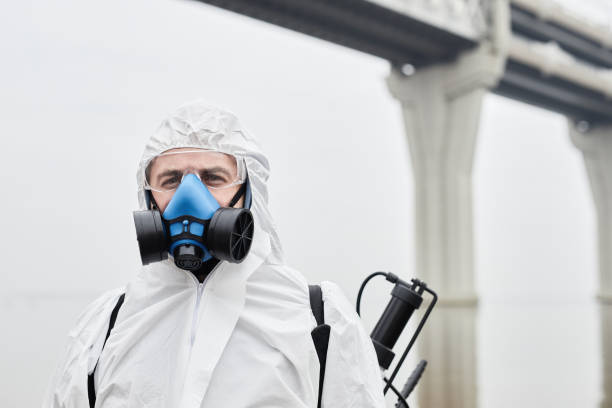 retrato do homem em traje hazmat - radiation protection suit clean suit toxic waste biochemical warfare - fotografias e filmes do acervo