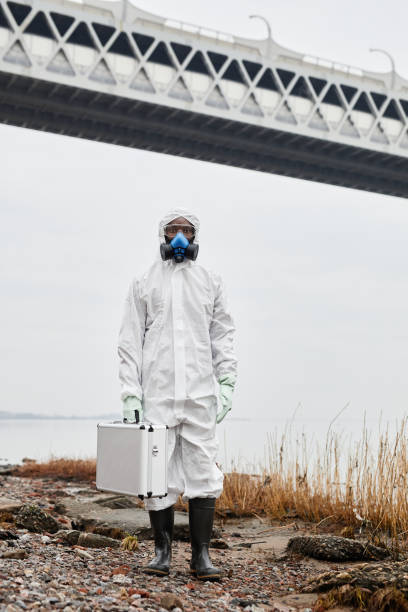 uomo afroamericano in tuta hazmat dall'acqua - radiation protection suit clean suit toxic waste biochemical warfare foto e immagini stock
