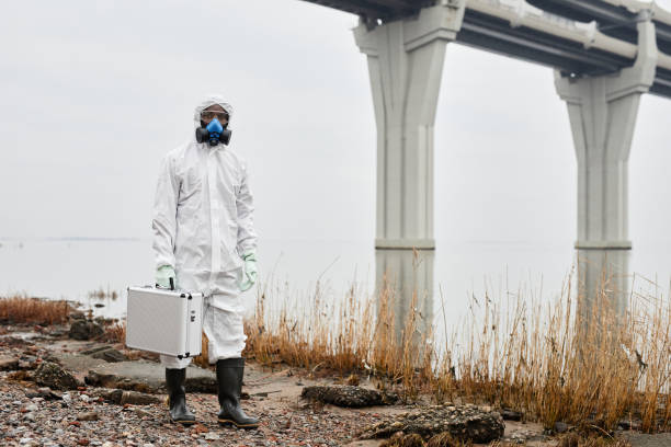 uomo afroamericano in tuta hazmat all'aperto - radiation protection suit clean suit toxic waste biochemical warfare foto e immagini stock