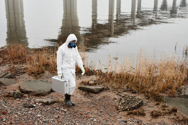 trabalhador em hazmat suit ao ar livre - radiation protection suit clean suit toxic waste biochemical warfare - fotografias e filmes do acervo