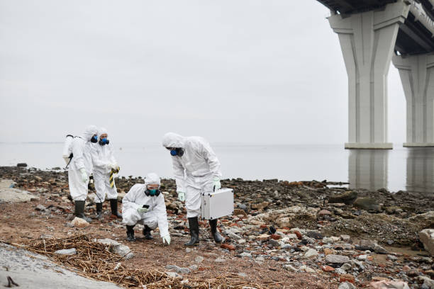 scienziati che ispezionano il sito - radiation protection suit clean suit toxic waste biochemical warfare foto e immagini stock