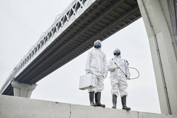 persone in equipaggiamento protettivo all'aperto - radiation protection suit clean suit toxic waste biochemical warfare foto e immagini stock