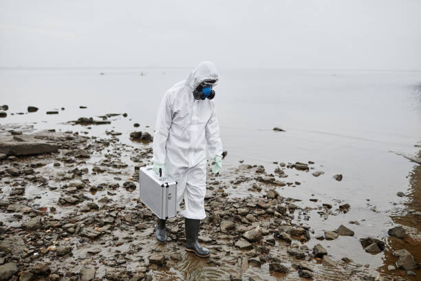 uomo in equipaggiamento protettivo dall'acqua - radiation protection suit clean suit toxic waste biochemical warfare foto e immagini stock