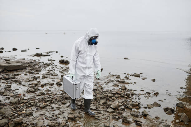 homem em equipamento de proteção por água - radiation protection suit clean suit toxic waste biochemical warfare - fotografias e filmes do acervo