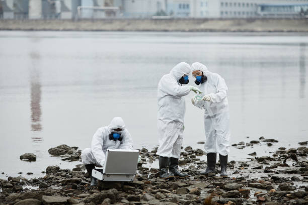 gruppo di scienziati all'aperto - radiation protection suit clean suit toxic waste biochemical warfare foto e immagini stock