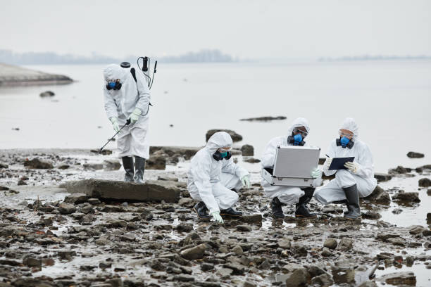 gruppo di scienziati che lavorano all'aperto - radiation protection suit clean suit toxic waste biochemical warfare foto e immagini stock